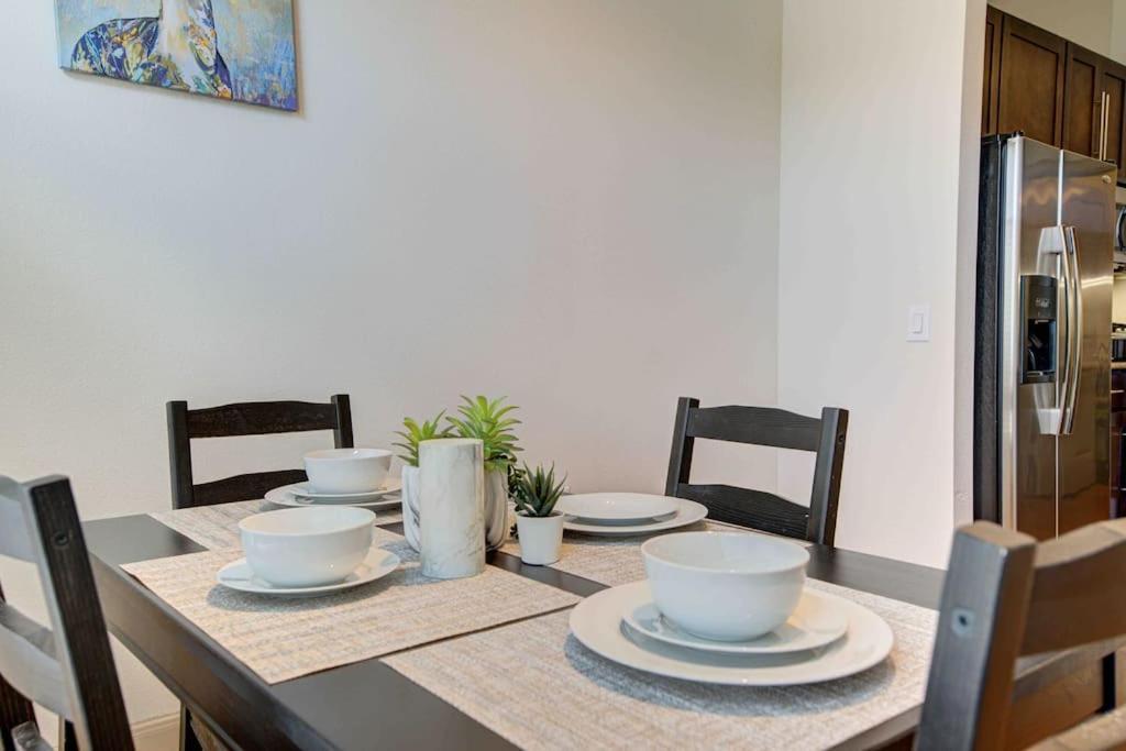 Cozy Apt Nrg Pool,Wi-Fi, Free Parking, Petsok! Houston Kültér fotó